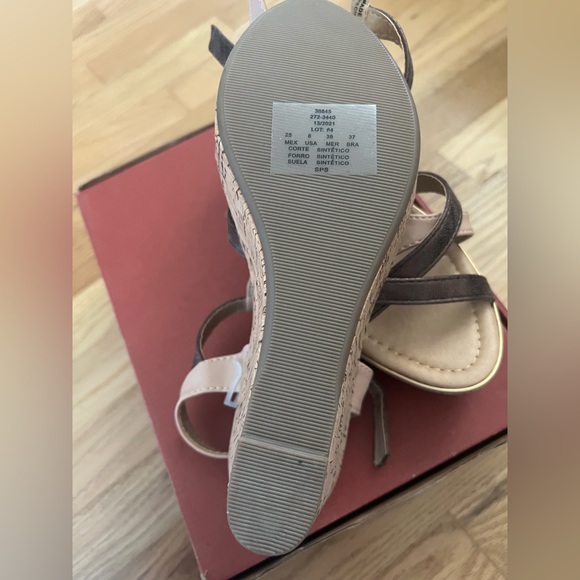 Andrea wedges, New in box - Picture 6 of 6